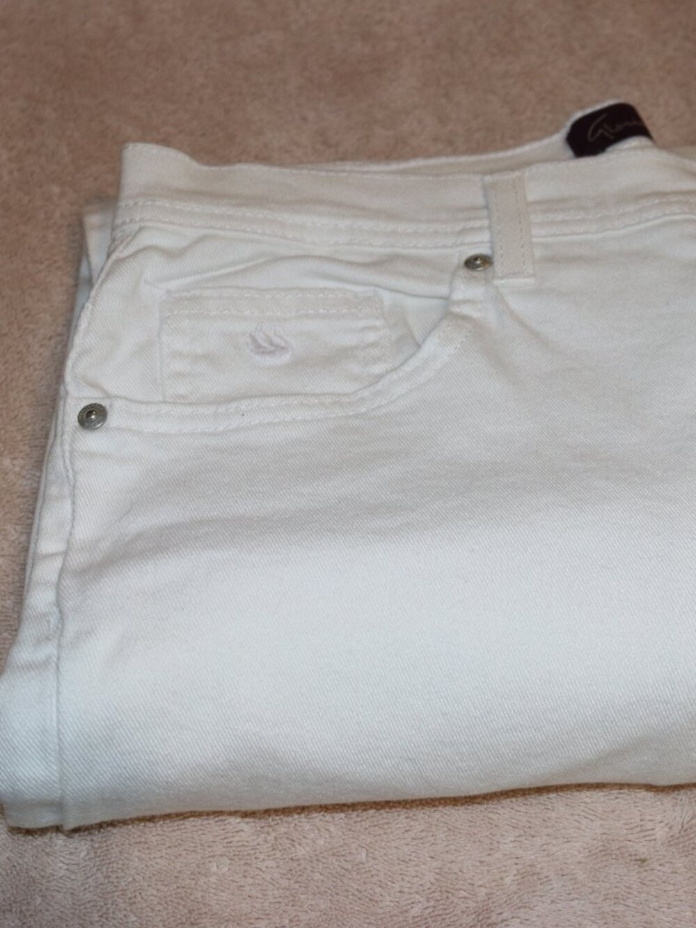 White Gloria Vanderbilt Amanda jean. Size 8.